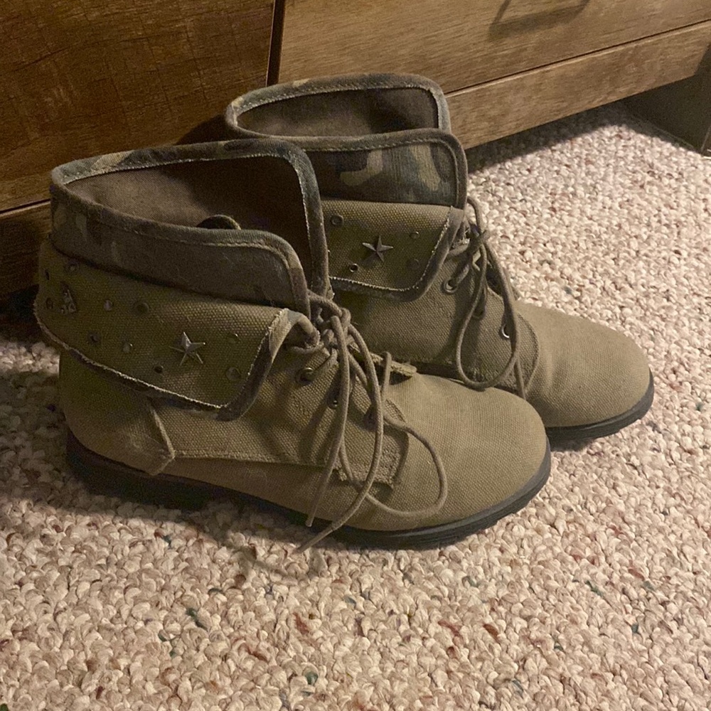 women’s boots US size 8